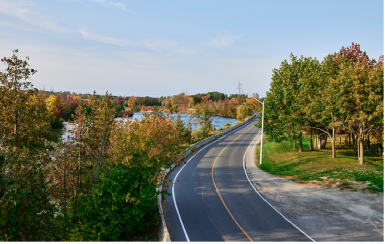 Route au bord du lac à l'automne en Ontario