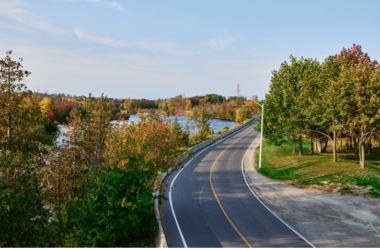 Route au bord du lac à l'automne en Ontario